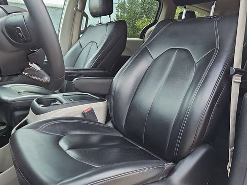 Used 2023 Chrysler Pacifica Touring-L FWD image 24