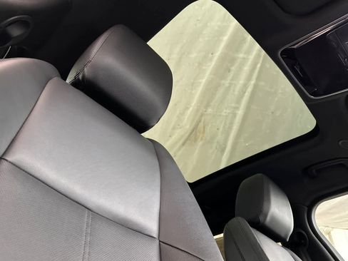 Used 2025 Land Rover Range Rover Velar Dynamic SE image 17