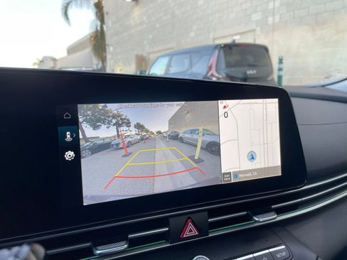 Used 2025 Hyundai Elantra Limited image 24