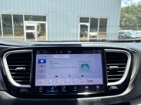 Used 2023 Chrysler Pacifica Touring-L FWD image 20