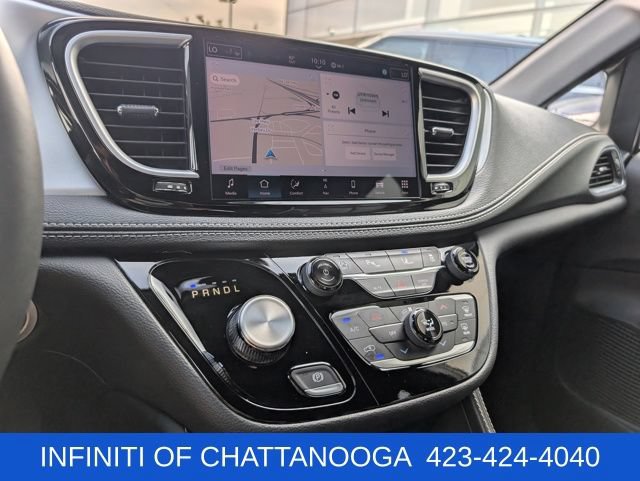 Used 2025 Chrysler Pacifica Limited FWD image 16