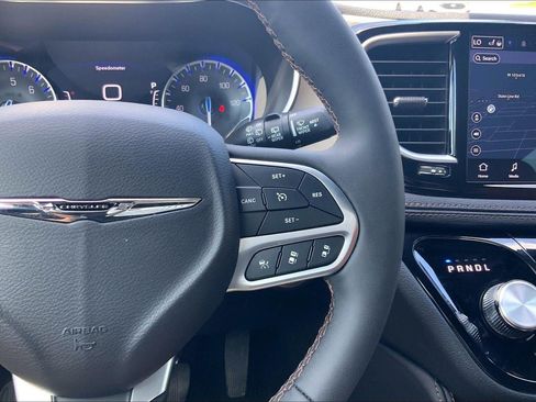 Used 2024 Chrysler Pacifica Pinnacle FWD image 19