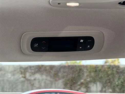 Used 2024 Chrysler Pacifica Select image 30