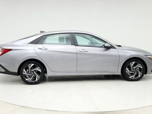 Used 2025 Hyundai Elantra Limited image 4