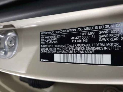 Used 2025 Volvo XC40 B5 Plus image 35