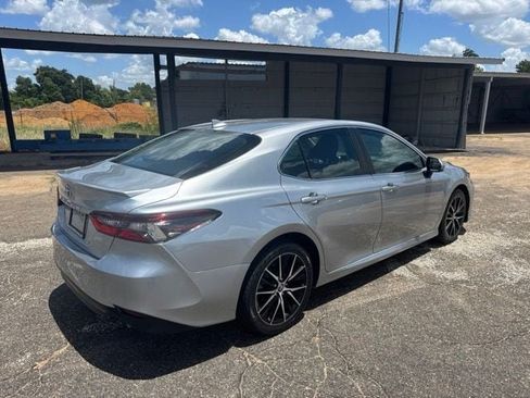 Used 2020 Toyota Camry LE FWD image 3