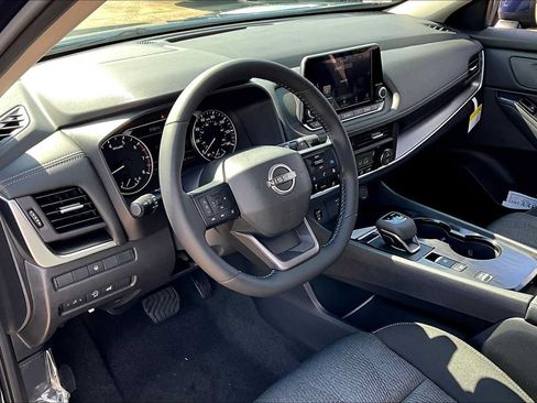 Used 2025 Nissan Rogue SV FWD image 10