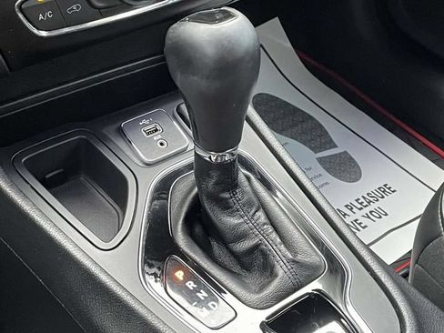Used 2019 Jeep Cherokee Latitude Plus FWD image 29