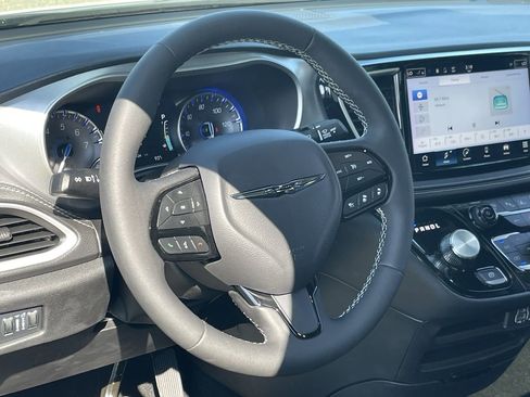 Used 2024 Chrysler Pacifica Touring-L w/ S Appearance Package image 30