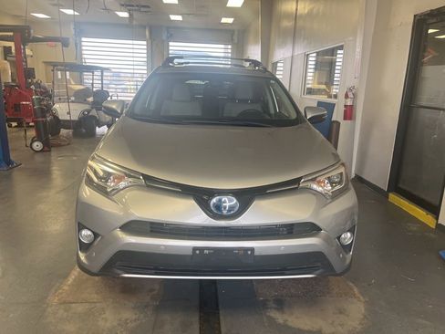 Used 2018 Toyota RAV4 Limited image 12