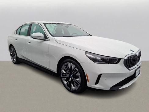 Used 2025 BMW i5 xDrive40 w/ Premium Package image 3