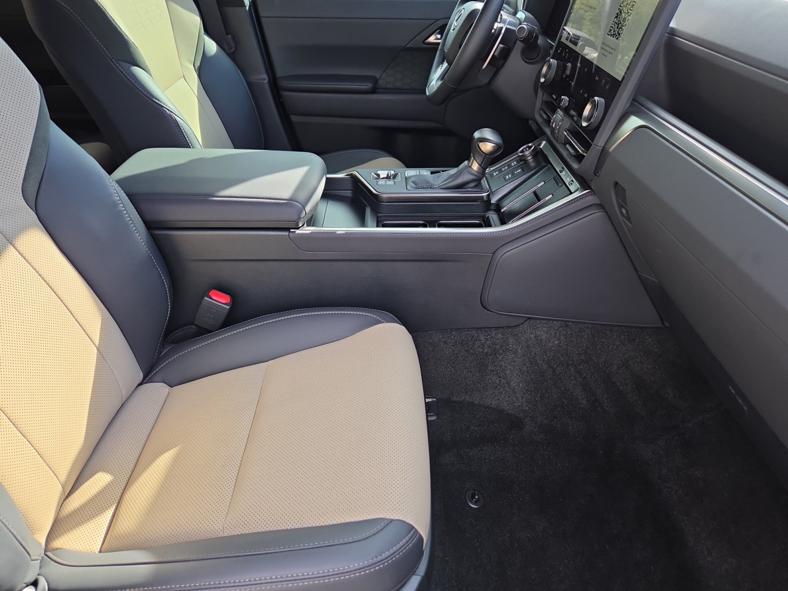 Used 2025 Lexus GX 550 w/ Accessory Package (32) AWD/4WD image 19