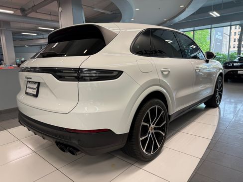 Used 2023 Porsche Cayenne AWD/4WD image 4