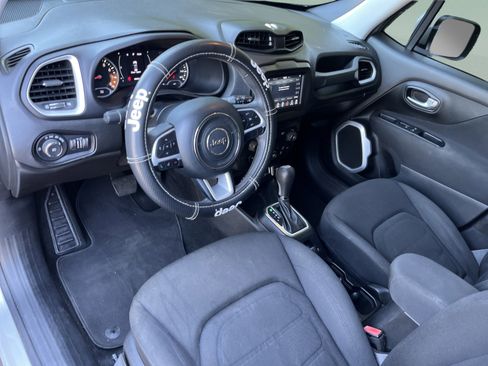 Used 2018 Jeep Renegade Latitude FWD image 9