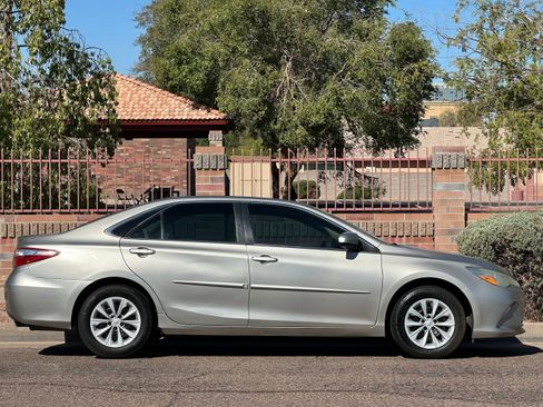 Used 2016 Toyota Camry LE image 9