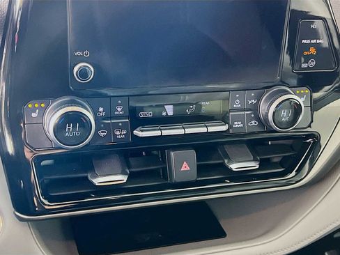 Used 2024 Toyota Highlander XLE image 15