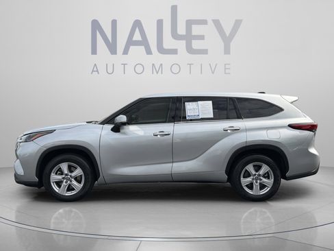 Used 2022 Toyota Highlander LE FWD image 2