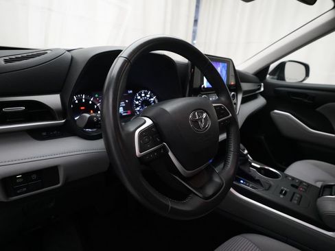 Used 2024 Toyota Highlander LE AWD/4WD image 16