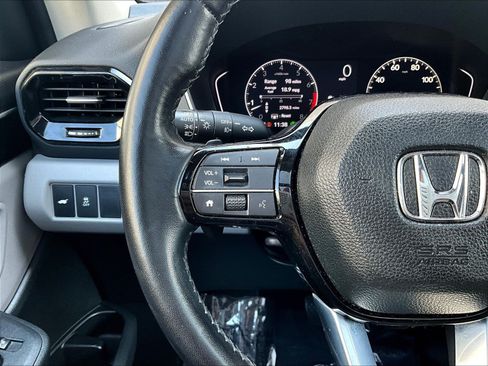 Used 2024 Honda Pilot Touring image 11