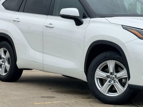 Used 2024 Toyota Highlander LE FWD image 11