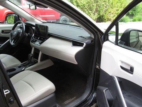 Certified 2023 Toyota Corolla Cross LE w/ Moonroof Package AWD/4WD image 16