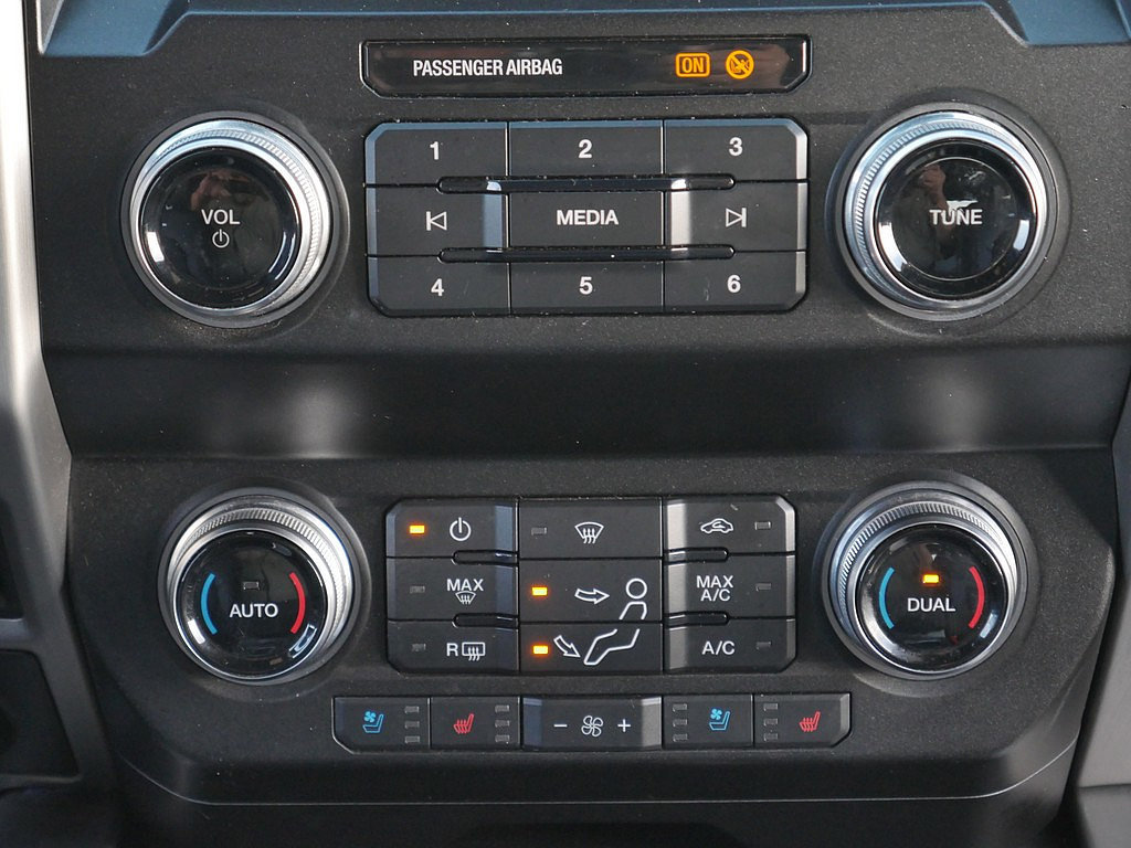 Used 2020 Ford F250 Platinum w/ FX4 Off-Road Package AWD/4WD image 24