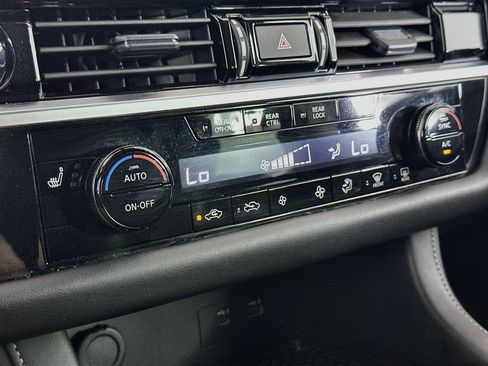 Used 2025 Nissan Pathfinder SV FWD image 23
