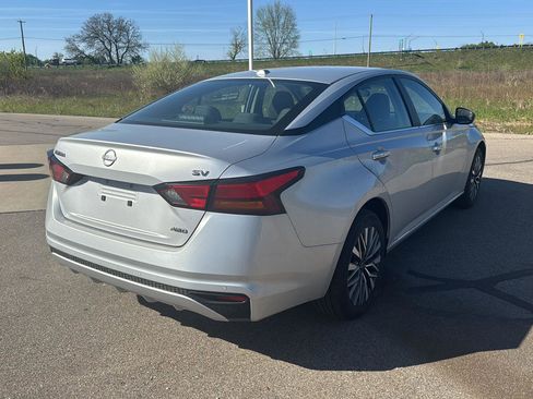 Used 2024 Nissan Altima 2.5 SV AWD/4WD image 5