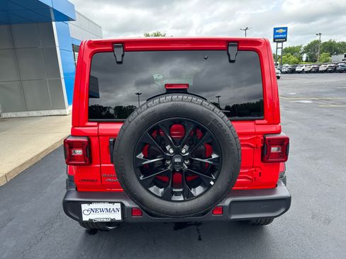 Used 2025 Jeep Wrangler Unlimited Sahara AWD/4WD image 8