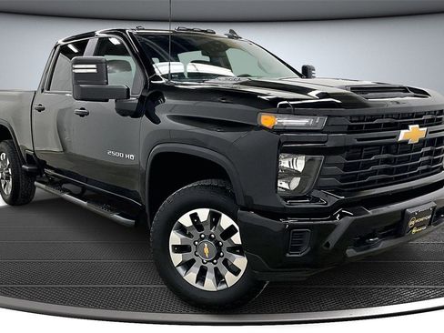 Used 2024 Chevrolet Silverado 2500 Custom image 1