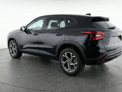 Used 2025 Chevrolet Trax LT FWD image 6
