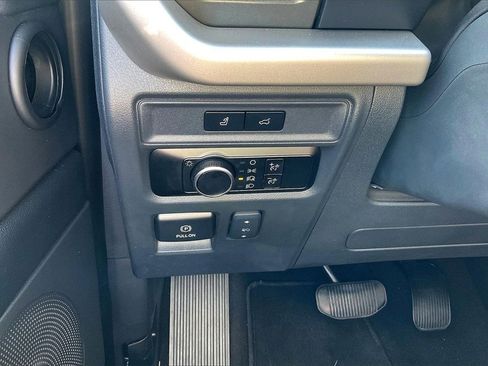 Used 2024 Ford Expedition XLT image 24