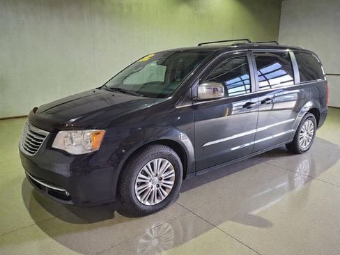 Used 2015 Chrysler Town & Country Touring-L image 16