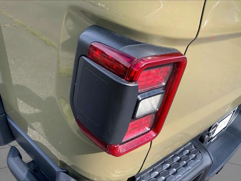 Used 2025 Jeep Gladiator Rubicon w/ Convenience Group AWD/4WD image 28