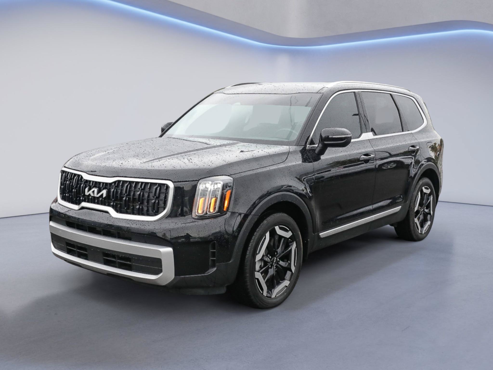 Used 2024 Kia Telluride EX w/ EX Captain's Chair Package FWD image 2
