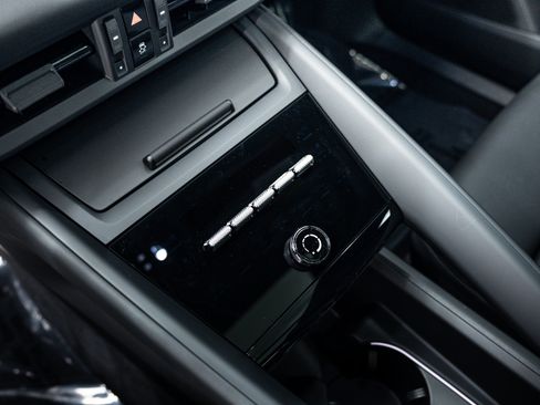 Certified 2025 Porsche Macan 4S Electric AWD/4WD image 24