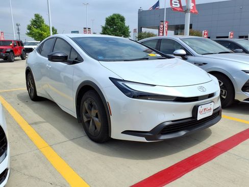 Used 2026 Toyota Prius LE FWD image 3