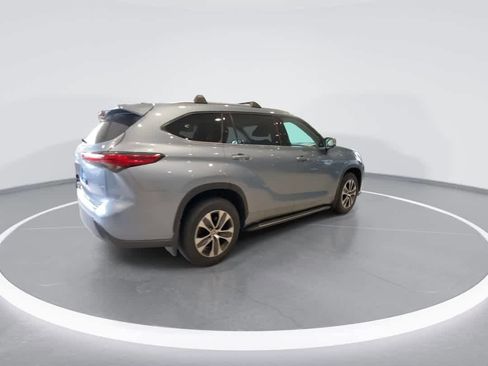 Certified 2021 Toyota Highlander XLE AWD/4WD image 8