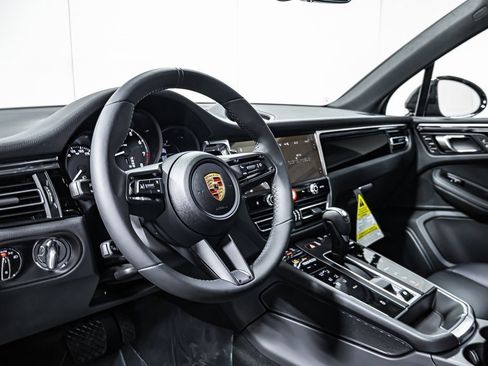Certified 2025 Porsche Macan image 4