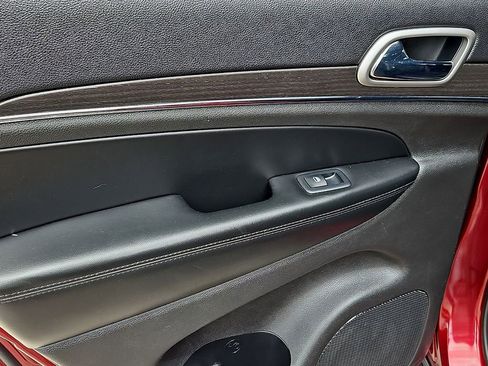 Used 2018 Jeep Grand Cherokee Limited image 18
