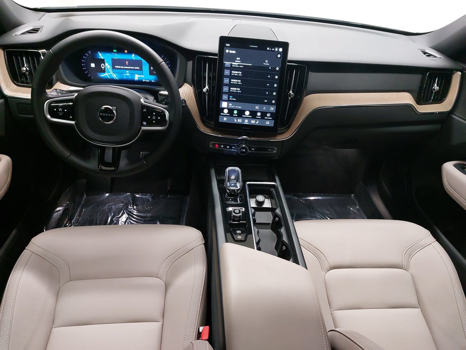 Used 2026 Volvo XC60 B5 Core AWD/4WD image 9