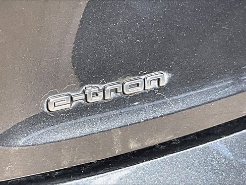 Used 2023 Audi e-tron Premium Plus w/ Premium Plus Package image 29