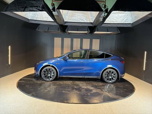 Used 2021 Tesla Model Y 2WD image 2
