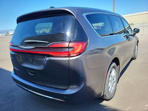 Used 2023 Chrysler Pacifica Touring-L FWD image 5