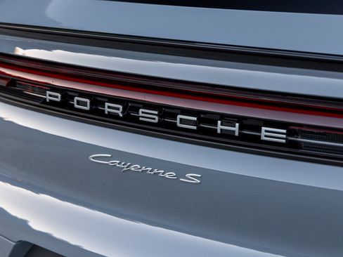 Certified 2025 Porsche Cayenne S image 19