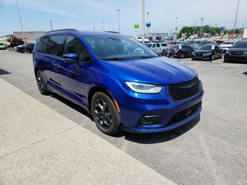 Used 2021 Chrysler Pacifica Touring-L w/ Uconnect Theater Family Group FWD image 7