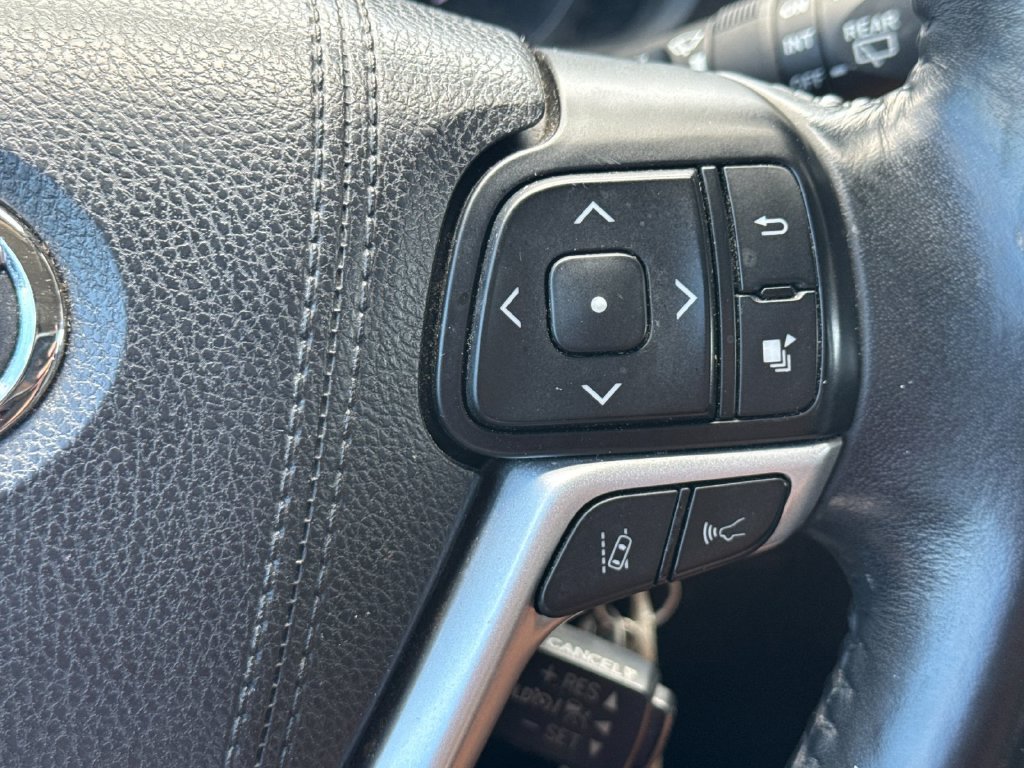 Used 2018 Toyota Highlander Plus FWD image 24