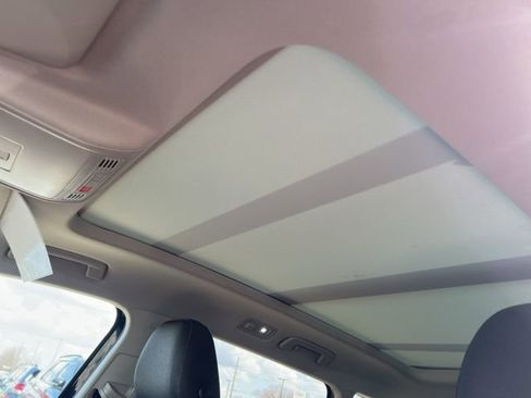 Used 2025 Volkswagen Taos SE image 13