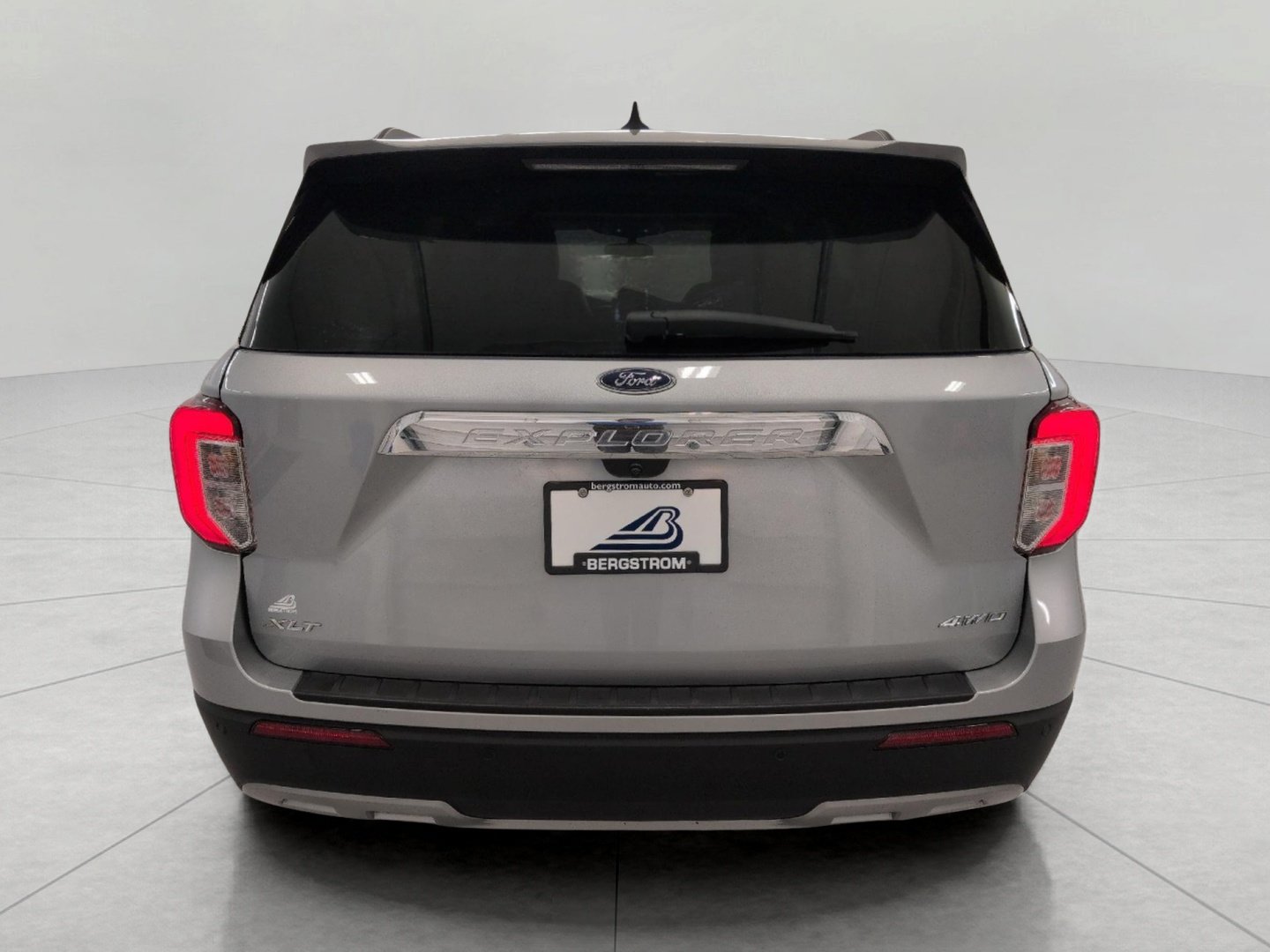 Used 2024 Ford Explorer XLT w/ Equipment Group 202A AWD/4WD image 26
