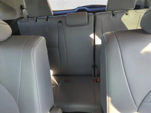 Used 2023 Toyota Highlander XLE FWD image 9